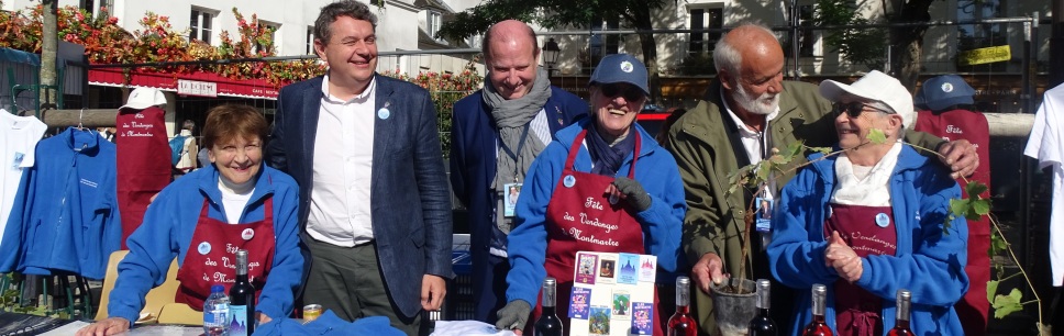  Stand du Comité des Fêtes avec le maire du 18ème, le président du Comité avec les bénévoles et le parrain